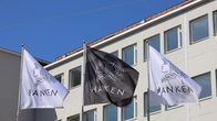 Svenska Handelshögskolan i Helsingfors, Hanken, flaggor utanför byggnaden i Helsingfors. 