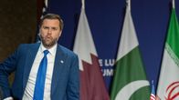 J.D. Vance mietteliäänä, puhaltelee, lippuja taustalla. 
