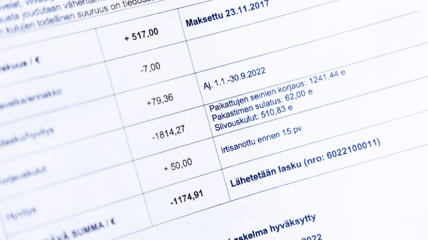Laskussa on eriteltynä paikattujen seinien korjauksen, pakastimen sulatuksen ja siivouskulujen yhteissumma 1814 euroa ja laskun loppusummaksi tulee 1174 euroa, kun siitä on vähennetty vuokravakuus.