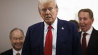 Trump, taustalla Larry Ellison kuvan oikeassa reunassa. 