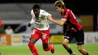 Jaron Jonathan Lawson ja PK-35:n Jasper Pikkuhookana kamppailevat pallosta.