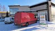 Taukopaikka ulkopäin: edessä iso pakettiauto ja kyltti, jossa ilmoitetaan Kuninkaan portin uudistuvan.