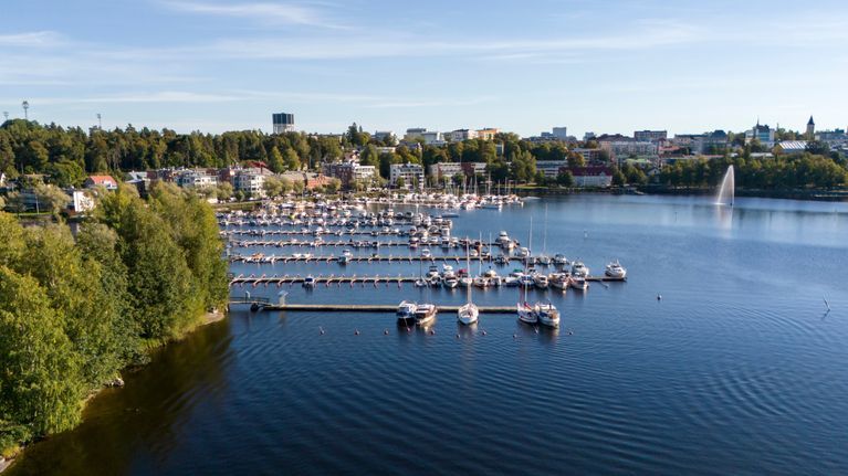 Lappeenrannan kaupunginlahti. Veneitä laiturissa.