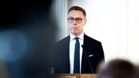 Alexander Stubb puhuu tiedotustilaisuudessa Presidentinlinnassa.