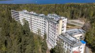 Hylätty sairaala-alue sijaitsee metsän ja järven läheisyydessä.
