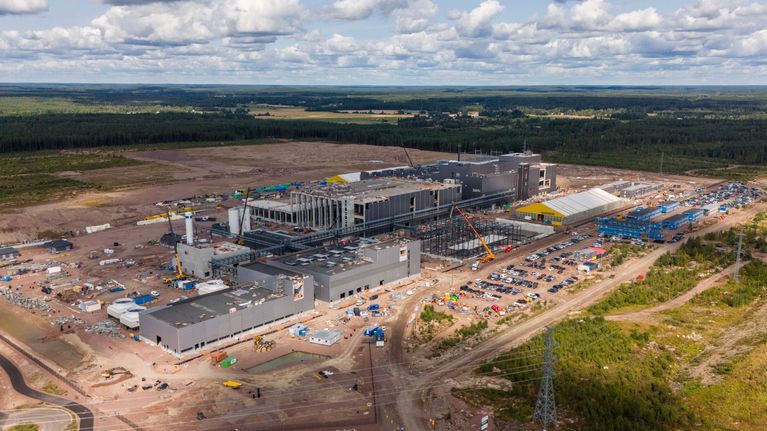 Kotkan akkumateriaalitehtaan rakennustyömää Ristinkalliolla.