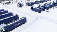 Yllikkälän akkuvaraston ilmakuva talvisessa maisemassa. Siniset kontit erottuvat lumen peittämällä maalla.