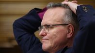 Tapio Luoma pitää käsiä päänsä päällä.