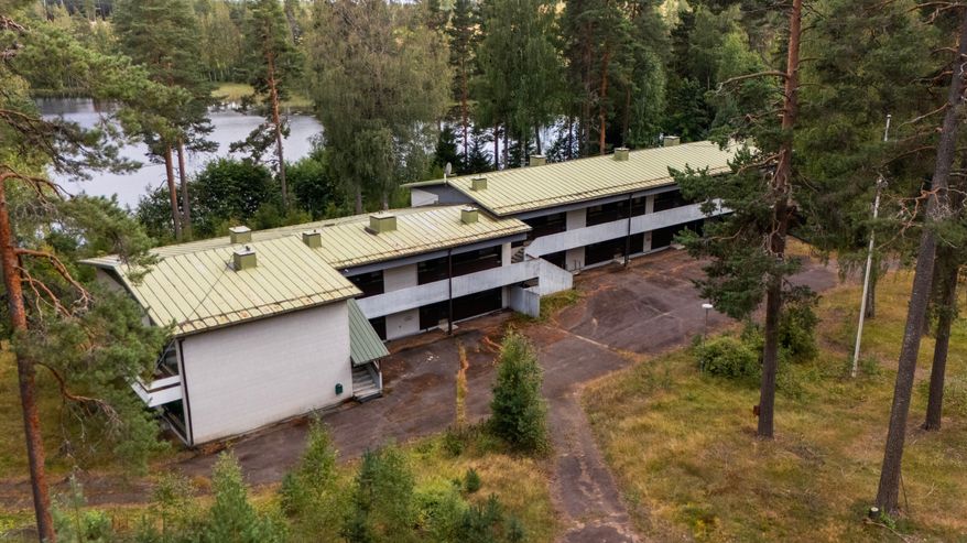 Entinen rajavartiolaitoksen henkilökunnan asuntolana toiminut rivitalo.