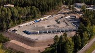 Rakenteilla oleva Kuusaantien lajitteluasema ja betoniset tukimuurirakenteet Kouvolassa.