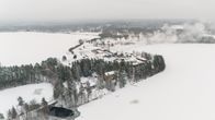 UPM:n Kalson viilutehdasalue dronella kuvattuna.