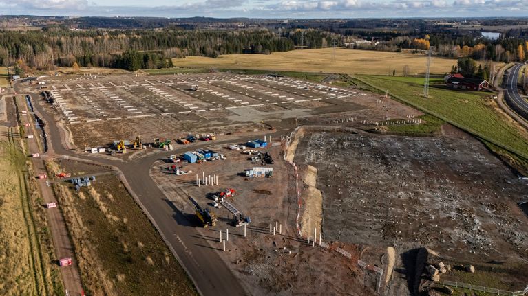 Tiktokin datakeskuksen rakennustyömaa-alue kuvattuna dronella Kouvolan Korialla.