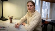 Kuvittaja ja sarjakuvataiteilija Ulla Donner työhuoneellaan Helsingissä.