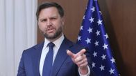 Yhdysvaltain varapresidentti J. D. Vance osoittaa sormella eteenpäin taustallaan Yhdysvaltain lippu.