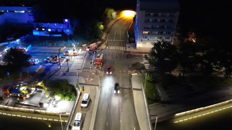 Myllytunneli ja Aurajoki pimeällä. 