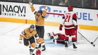 Mitch Marner firar med händerna upp i luften.