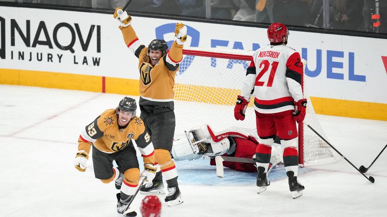 Mitch Marner firar med händerna upp i luften.