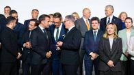 Halukkaiden koalition jäsenet ryhmäkuvassa.