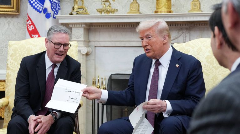 Keir Starmer ja Donald Trump Valkoisessa talossa.