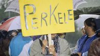 Työttömien mielenosoitus Helsingissä, marssijoita iskulauseineen ja banderolleineen eduskuntatalon edessä, henkilö pitelee kylttiä, jossa lukee "Perkele", 2. syyskuuta 1993.