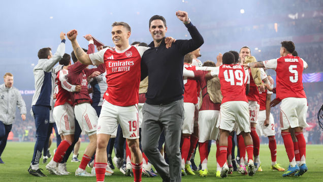 Leandro Trossard ja Mikel Arteta juhlivat Arsenalin etenemistä Mestarien liigan finaaliin.