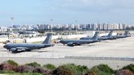 Boeing KC-135 Stratotanker -koneita Ben Gurionin lentoasemalla Tel Avivissa.