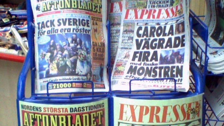 Sanomalehtikioskissa esillä olevat etusivut kertovat Euroviisujen jälkeisestä kohusta Ruotsissa.