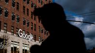 Googlen konttori, jonka edustalla ihmisen siluetti.
