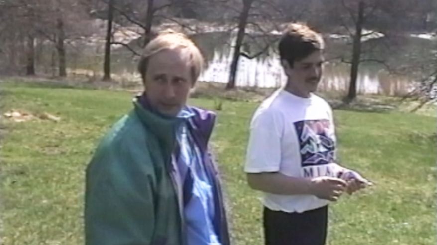 Vladimir Putin 90-luvulla värikkäissä verkkarivaatteissa.
