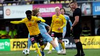 Spelare i KuPS och HJK i närkamp.