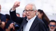 Elokuvaohjaaja Ken Loach nyrkki pystyssä.