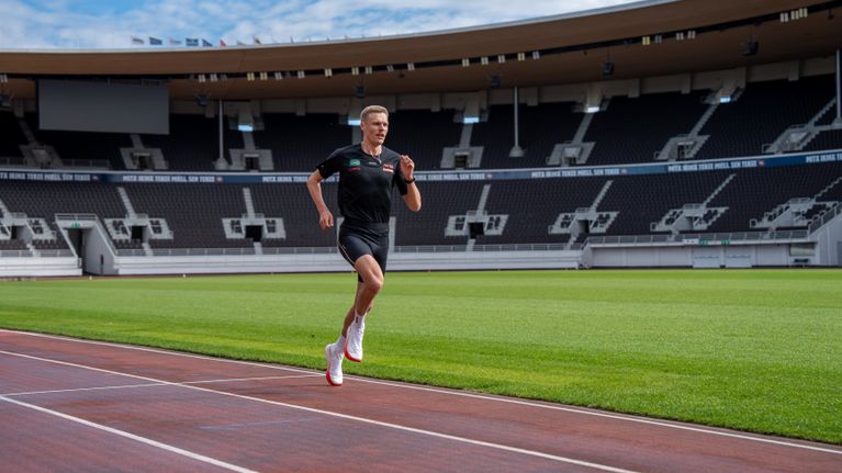 Topi Raitanen, estejuoksija harjoittelee olympiastadionilla.