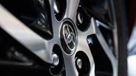 Toyota-logolla varustettu auton vanne lähikuvassa.