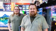 Robert och Patrick Bang i Verkkokauppa i Busholmen, Helsingfors. Tv-apparater i bakgrunden. 