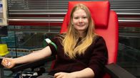Kuvassa, Essi Harjumaa katsoo kameraan.