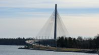 Kruunuvuori Bridge seen from Korkeasaari Bridge. The bridge curves sharply to the right in the picture.