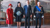 Kuningas- ja presidenttipari rivissä.