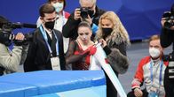 Kamila Valijeva poistumassa jäältä Pekingin talviolympialaisissa. Hänen tuloksensa hylättiin jälkikäteen, koska hän oli antanut positiivisen dopingnäytteen ennen puolitoista kuukautta ennen kisojen alkua.