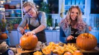två kvinnor skär i pumpor