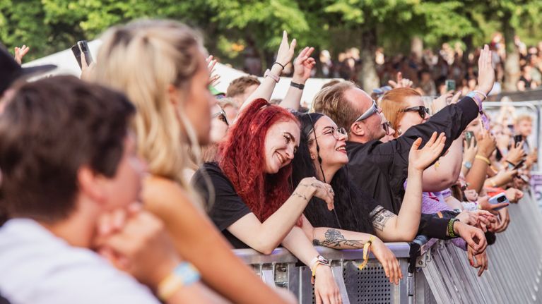 Yleisöä Sannin keikalla Ilosaarirock 2024:ssa.