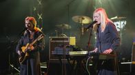 Maustetytöt esiintymässä Apua Ukrainaan -tukikonsertissa.