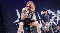Huora-punkbändi esiintyy Ilosaarirockissa vuonna 2024.