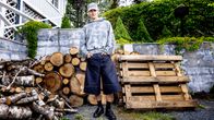 Otto Koiso-Kanttila päällään ompelemansa jortsit.