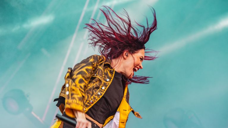 Sanni esiintyy Ilosaarirock 2024:ssa. 