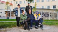 Leo Minkkinen, Miro von Konow ja Kosmo Jutila istuvat penkillä, jonka takana seisovat Lauri Lindh ja Roy Kaarla.