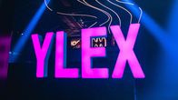 YleX-valokyltti Tampereen Tavara-asemalla.