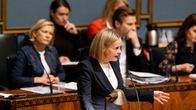 Riikka Purra puhuu eduskunnassa.
