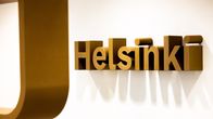 Helsingin kaupungin logo kaupungintalon seinällä.