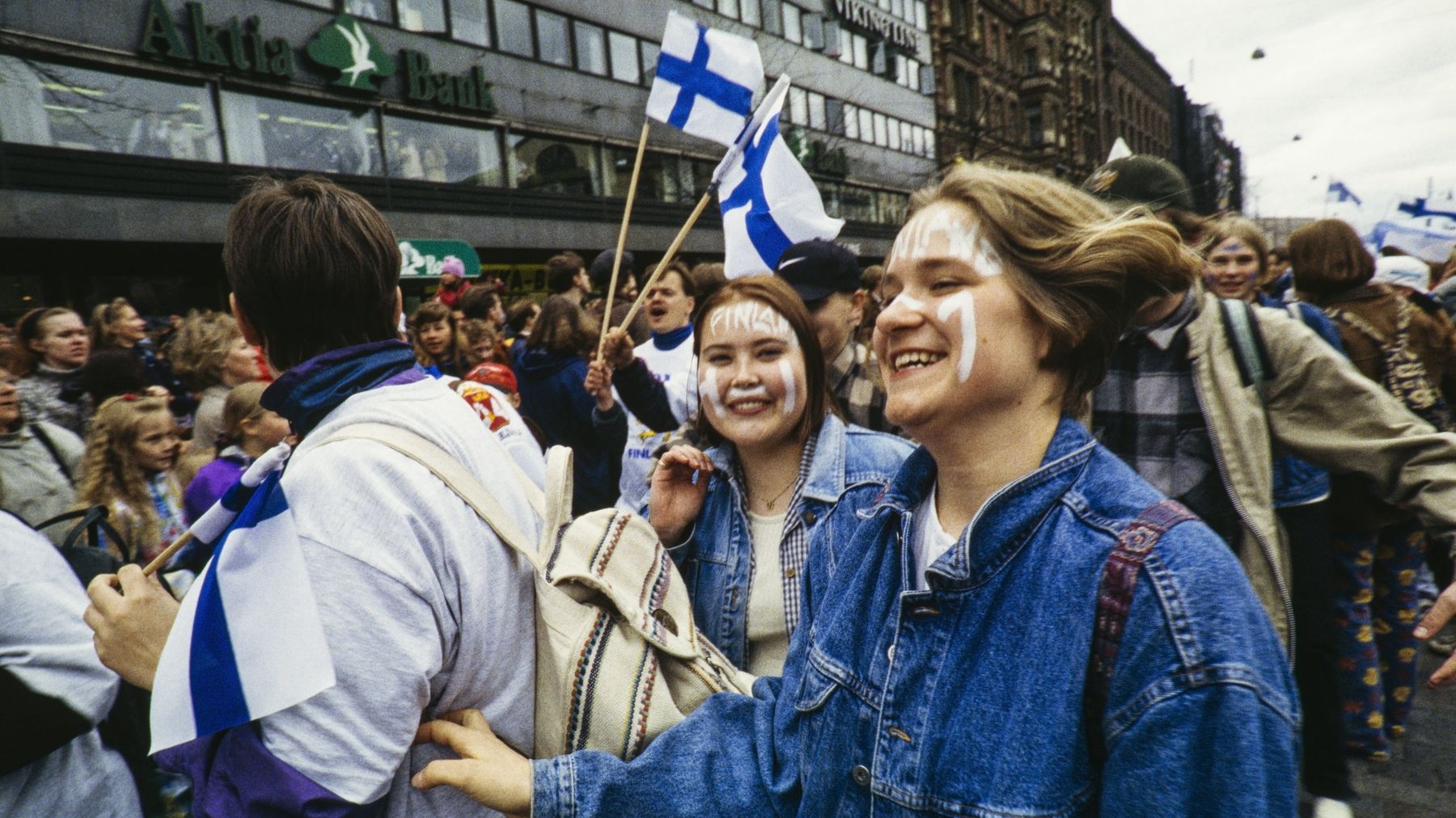 Suomen maailmanmestaruutta juhlivaa yleisöä kadulla seuraamassa Suomen jääkiekkomaajoukkueen juhlakulkuetta.