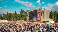 Yleisöä Provinssissa Jenni Vartiaisen keikalla 2024.